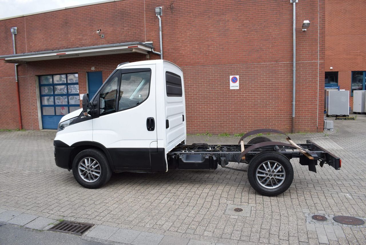 Iveco Daily 35 S21 3,0 Automatik Luftfederung Tempomat - Вантажівка шасі: фото 3 Iveco Daily 35 S21 3,0 Automatik Luftfederung Tempomat - Вантажівка шасі: фото 3