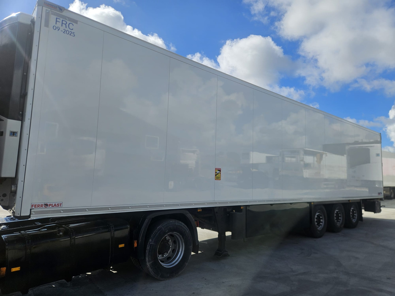 SCHMITZ CARGOBULL SKO 24/L - FP 60 ThermoKing SLXi300 - Рефрижератор напівпричіп: фото 2 SCHMITZ CARGOBULL SKO 24/L - FP 60 ThermoKing SLXi300 - Рефрижератор напівпричіп: фото 2