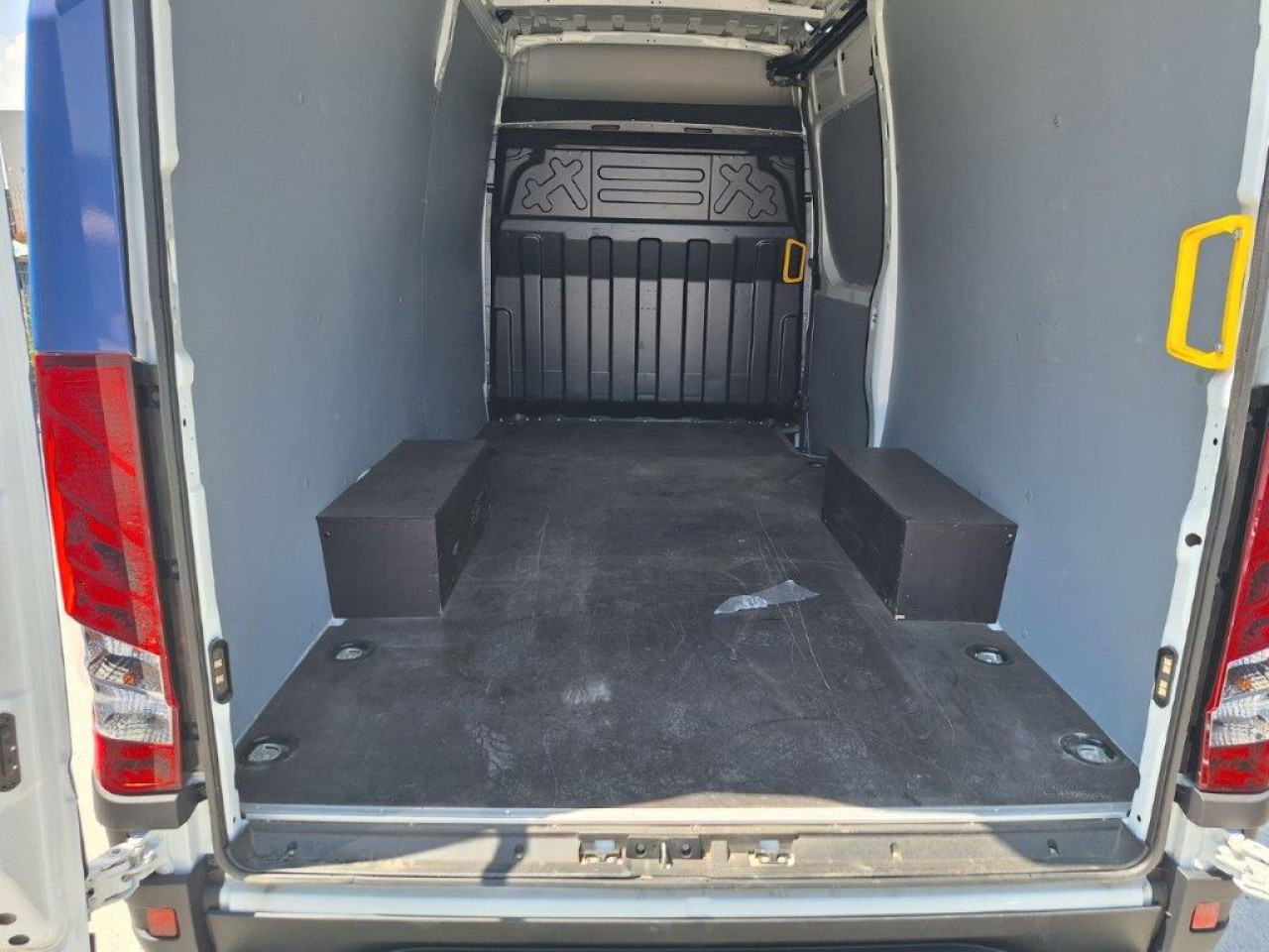 Суцільнометалевий фургон, Електричний фургон IVECO 35S14E/P: фото 9