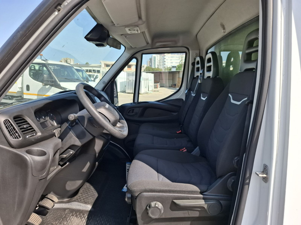 IVECO Daily 35C16H3.0 box/lift - Фургон з закритим кузовом: фото 2 IVECO Daily 35C16H3.0 box/lift - Фургон з закритим кузовом: фото 2