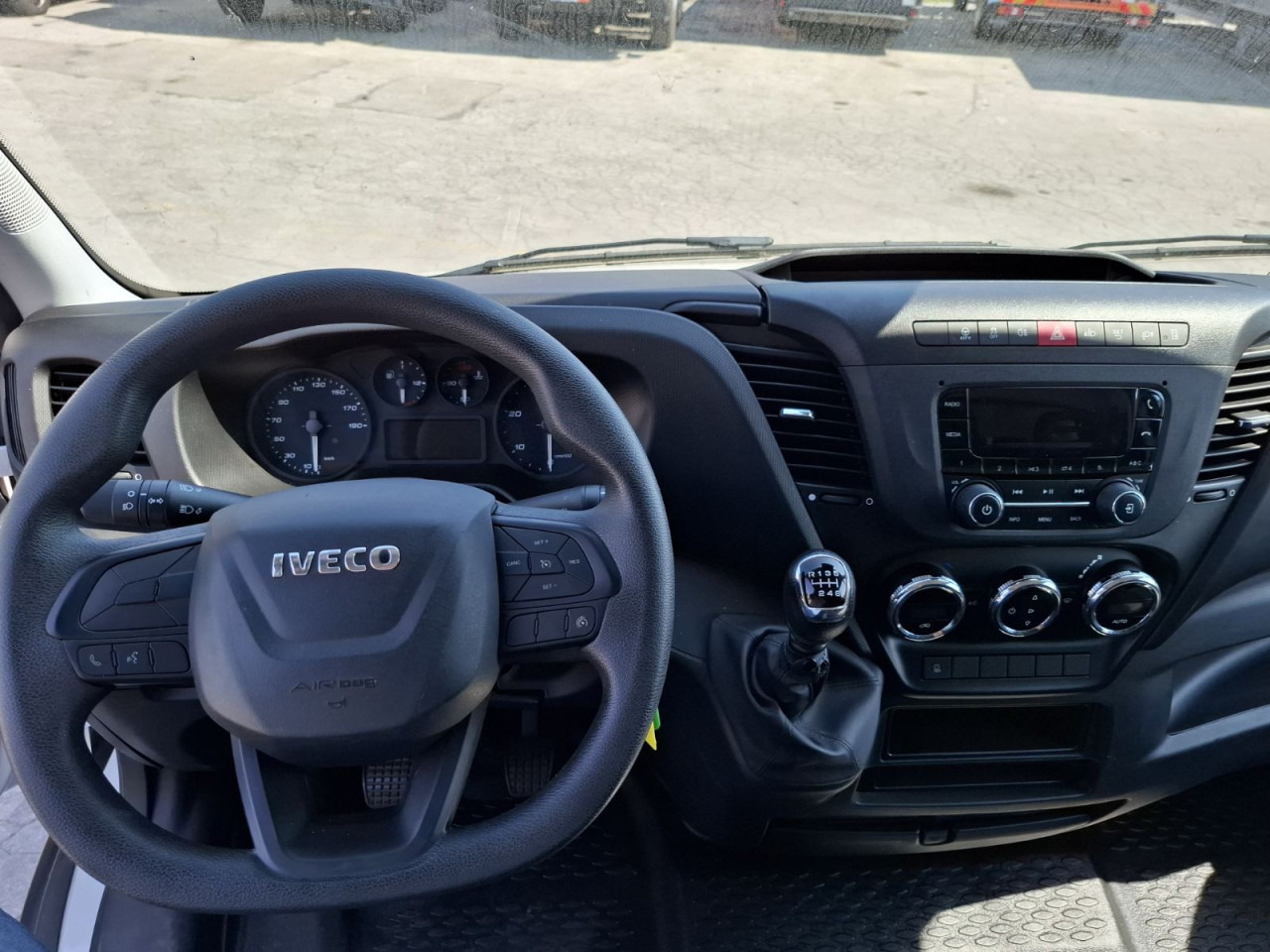 IVECO Daily 35C16H3.0 box/lift - Фургон з закритим кузовом: фото 3 IVECO Daily 35C16H3.0 box/lift - Фургон з закритим кузовом: фото 3