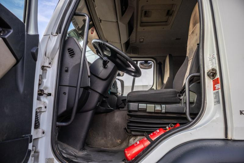 Interior photo 1: Бортова вантажівка/ Платформа, Вантажівка з маніпулятором Renault KERAX 380 DXI+E5+PK18TM/3EXT Interior photo 1: Бортова вантажівка/ Платформа, Вантажівка з маніпулятором Renault KERAX 380 DXI+E5+PK18TM/3EXT