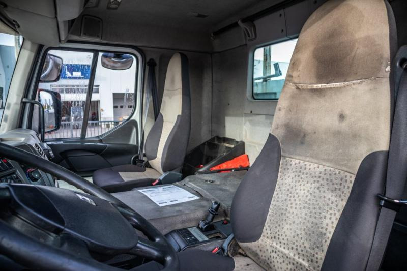 Interior photo 2: Бортова вантажівка/ Платформа, Вантажівка з маніпулятором Renault KERAX 380 DXI+E5+PK18TM/3EXT Interior photo 2: Бортова вантажівка/ Платформа, Вантажівка з маніпулятором Renault KERAX 380 DXI+E5+PK18TM/3EXT