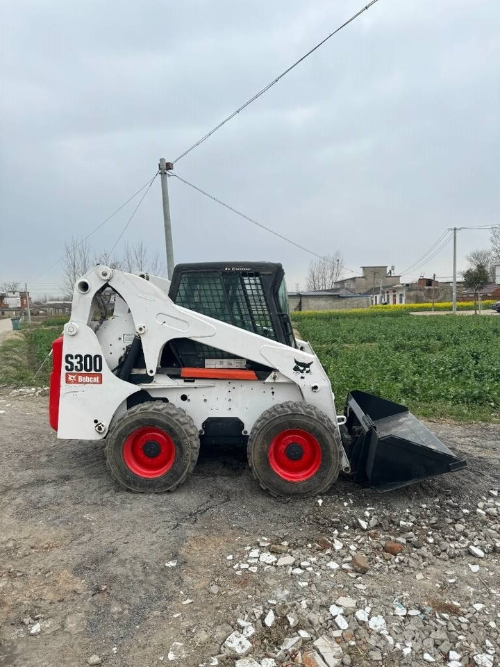 Bobcat S 300 - Міні-навантажувач: фото 1 Bobcat S 300 - Міні-навантажувач: фото 1