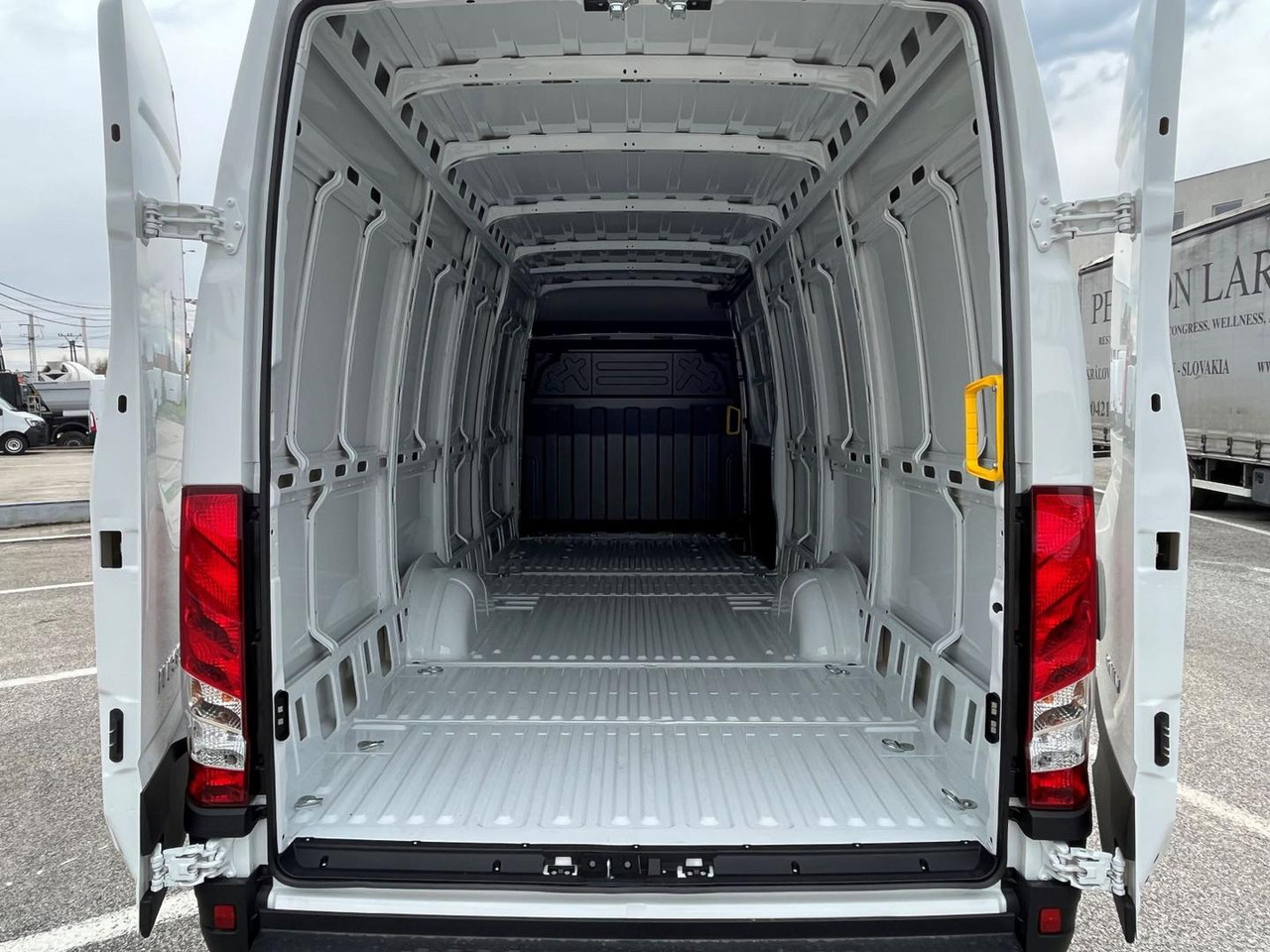 Iveco DAILY VAN, 2,3D 156k, 35S16 V - Суцільнометалевий фургон: фото 5 Iveco DAILY VAN, 2,3D 156k, 35S16 V - Суцільнометалевий фургон: фото 5