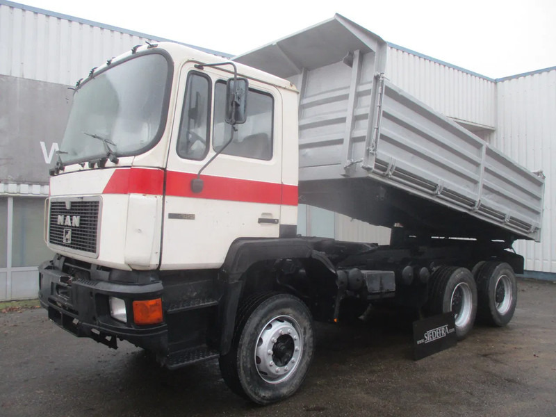 MAN 26 322 ZF Manual , 6x4 , 3 way tipper , Spring suspension - Самоскид вантажівка: фото 1 MAN 26 322 ZF Manual , 6x4 , 3 way tipper , Spring suspension - Самоскид вантажівка: фото 1