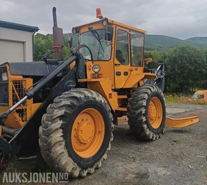 1991 Volvo 6300 traktorgraver MVA FRI OVERHALT MOTOR Frontskuffe tannskuffe pusseskuffe - Екскаватор-навантажувач: фото 1 1991 Volvo 6300 traktorgraver MVA FRI OVERHALT MOTOR Frontskuffe tannskuffe pusseskuffe - Екскаватор-навантажувач: фото 1