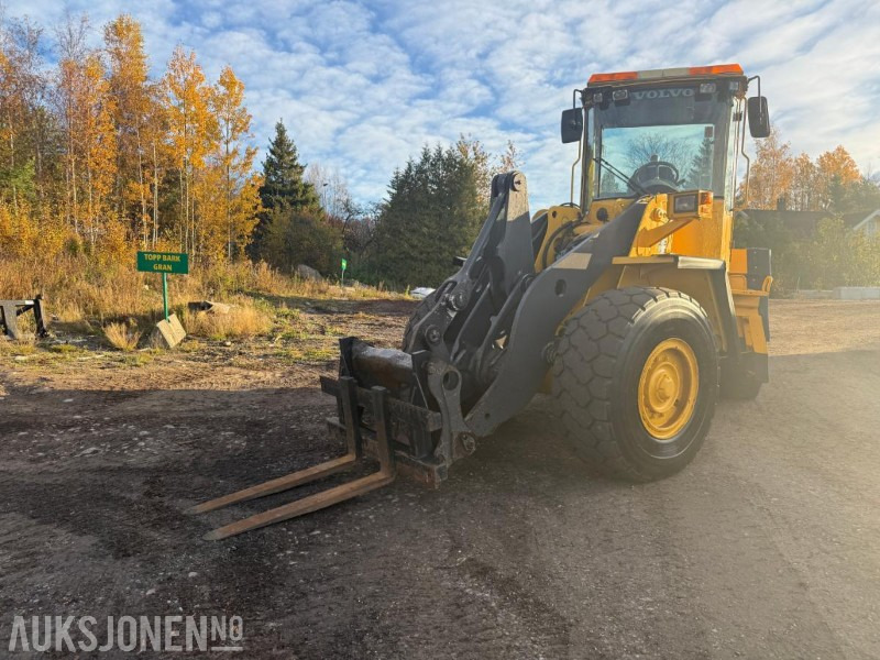 2001 Volvo L90D HJULLASTER SERVICEHISTORIKK 3.FUNKSJON PALLEGAFFEL 12716 TIMER. - Колісний навантажувач: фото 4 2001 Volvo L90D HJULLASTER SERVICEHISTORIKK 3.FUNKSJON PALLEGAFFEL 12716 TIMER. - Колісний навантажувач: фото 4