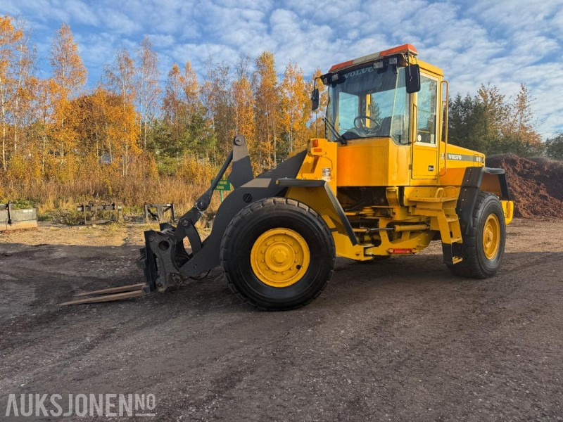 2001 Volvo L90D HJULLASTER SERVICEHISTORIKK 3.FUNKSJON PALLEGAFFEL 12716 TIMER. - Колісний навантажувач: фото 3 2001 Volvo L90D HJULLASTER SERVICEHISTORIKK 3.FUNKSJON PALLEGAFFEL 12716 TIMER. - Колісний навантажувач: фото 3