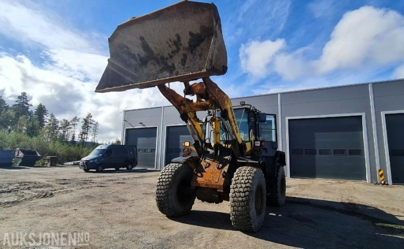 2004 Komatsu WA320, kun 9.000 arbeidstimer! Pallegafler + Skuffe inkludert, 3dje funksjon, SERTIFISERT! - Колісний навантажувач: фото 2 2004 Komatsu WA320, kun 9.000 arbeidstimer! Pallegafler + Skuffe inkludert, 3dje funksjon, SERTIFISERT! - Колісний навантажувач: фото 2