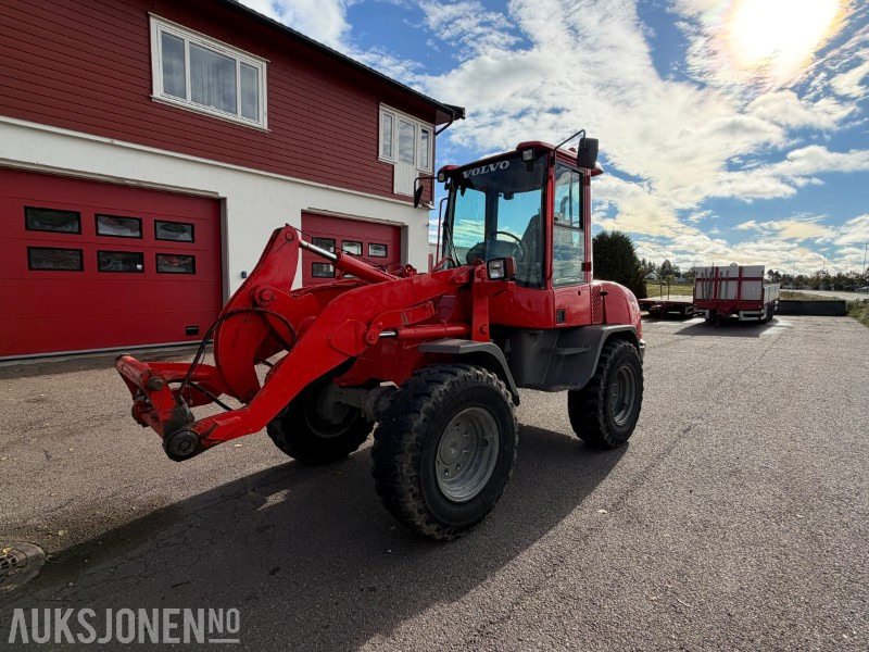 2013 Volvo L30B-Z7X Hjullaster - 6650kg - Ryggekamera - Universalskuff - Pallegafler - Колісний навантажувач: фото 1 2013 Volvo L30B-Z7X Hjullaster - 6650kg - Ryggekamera - Universalskuff - Pallegafler - Колісний навантажувач: фото 1
