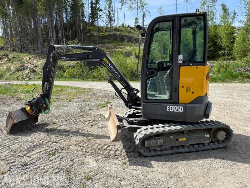 Міні-екскаватор 2017 Volvo ECR25D m/Engcon tiltrotator, SE-klype, 3 skuffer, vibroplate, 891 timer, Minigraver: фото 1