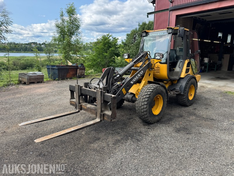 2017 Volvo L25 H S Hjullaster - 4 funksjon - Pallegafler og 2 skuffer - Колісний навантажувач: фото 1 2017 Volvo L25 H S Hjullaster - 4 funksjon - Pallegafler og 2 skuffer - Колісний навантажувач: фото 1
