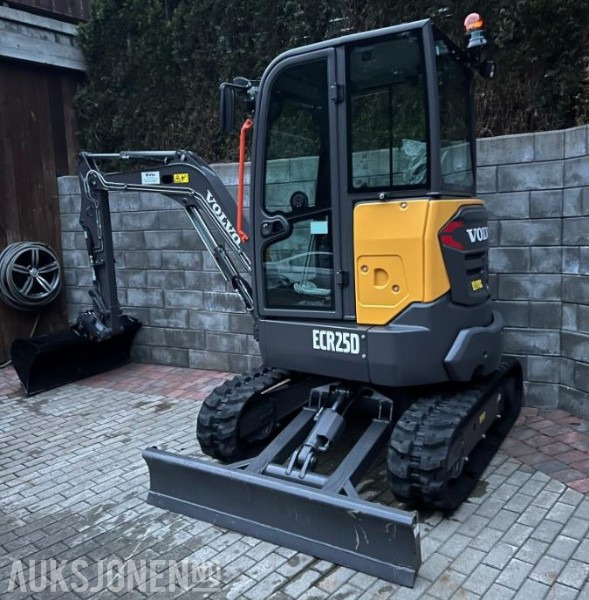 2023 Volvo ECR25D minigraver 9,5 time med NYTT utstyr pigghammer 3 skuffer og smørepistol - Міні-екскаватор: фото 1 2023 Volvo ECR25D minigraver 9,5 time med NYTT utstyr pigghammer 3 skuffer og smørepistol - Міні-екскаватор: фото 1