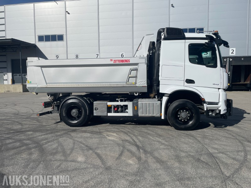 2024 Mercedes-Benz Arocs 1842 4x4 Kombibil m/brøyteopplegg – Kun 13 000 km - Som NY! - Самоскид вантажівка: фото 3 2024 Mercedes-Benz Arocs 1842 4x4 Kombibil m/brøyteopplegg – Kun 13 000 km - Som NY! - Самоскид вантажівка: фото 3