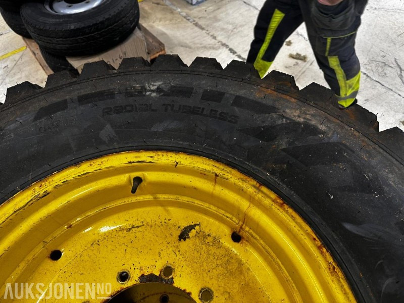 2 stk. Nokian TRI Hakkapeliitta 440/80 R28 forhjul til John Deere på felg - Сільськогосподарська техніка: фото 4 2 stk. Nokian TRI Hakkapeliitta 440/80 R28 forhjul til John Deere på felg - Сільськогосподарська техніка: фото 4