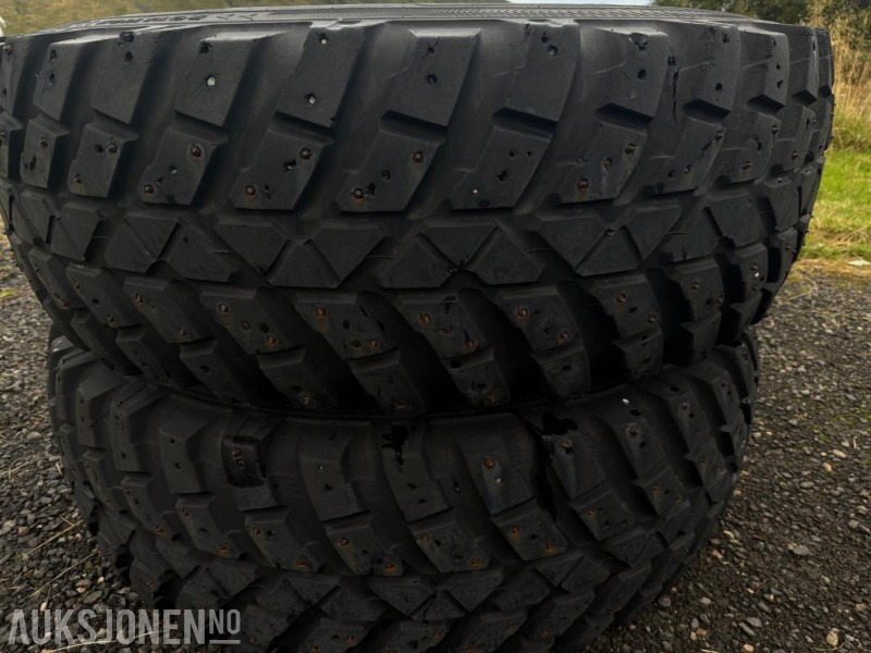 2010 Vinterhjulsett med pigg - 440/80R28 + 540/80R38 - Valtra/MF Nokian Tri 2 - Сільськогосподарська техніка: фото 2 2010 Vinterhjulsett med pigg - 440/80R28 + 540/80R38 - Valtra/MF Nokian Tri 2 - Сільськогосподарська техніка: фото 2