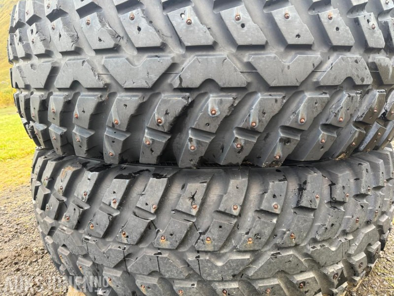 2010 Vinterhjulsett med pigg - 440/80R28 + 540/80R38 - Valtra/MF Nokian Tri 2 - Сільськогосподарська техніка: фото 1 2010 Vinterhjulsett med pigg - 440/80R28 + 540/80R38 - Valtra/MF Nokian Tri 2 - Сільськогосподарська техніка: фото 1