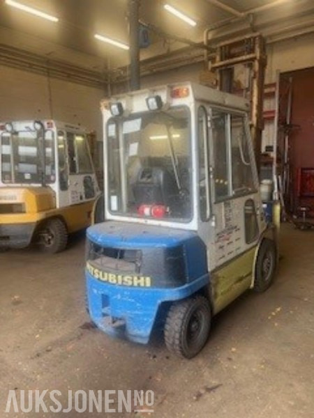 1984 Mitsubishi FD25 2.5 tonns dieseltruck med lukket førerhus - Вантажно-розвантажувальна техніка: фото 3 1984 Mitsubishi FD25 2.5 tonns dieseltruck med lukket førerhus - Вантажно-розвантажувальна техніка: фото 3
