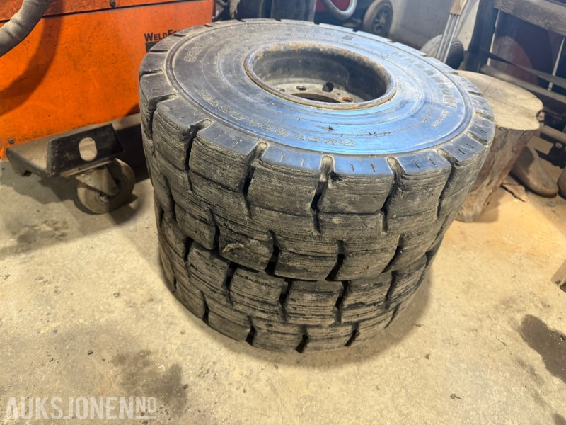 2000 Andre Super Elastic truckdekk – 4 stk - Вантажно-розвантажувальна техніка: фото 1 2000 Andre Super Elastic truckdekk – 4 stk - Вантажно-розвантажувальна техніка: фото 1