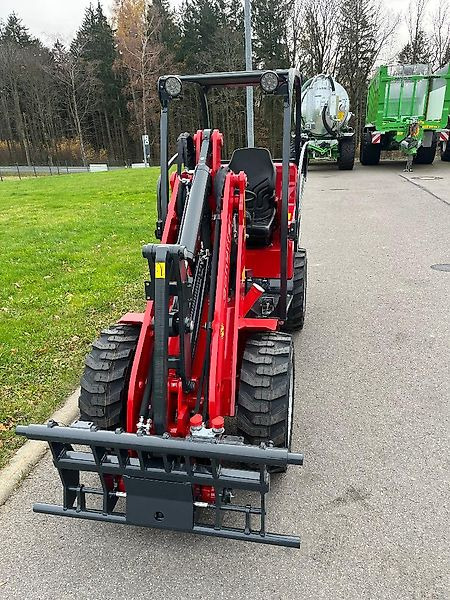 Schäffer 2028 SLT - Компактний фронтальний навантажувач: фото 3 Schäffer 2028 SLT - Компактний фронтальний навантажувач: фото 3