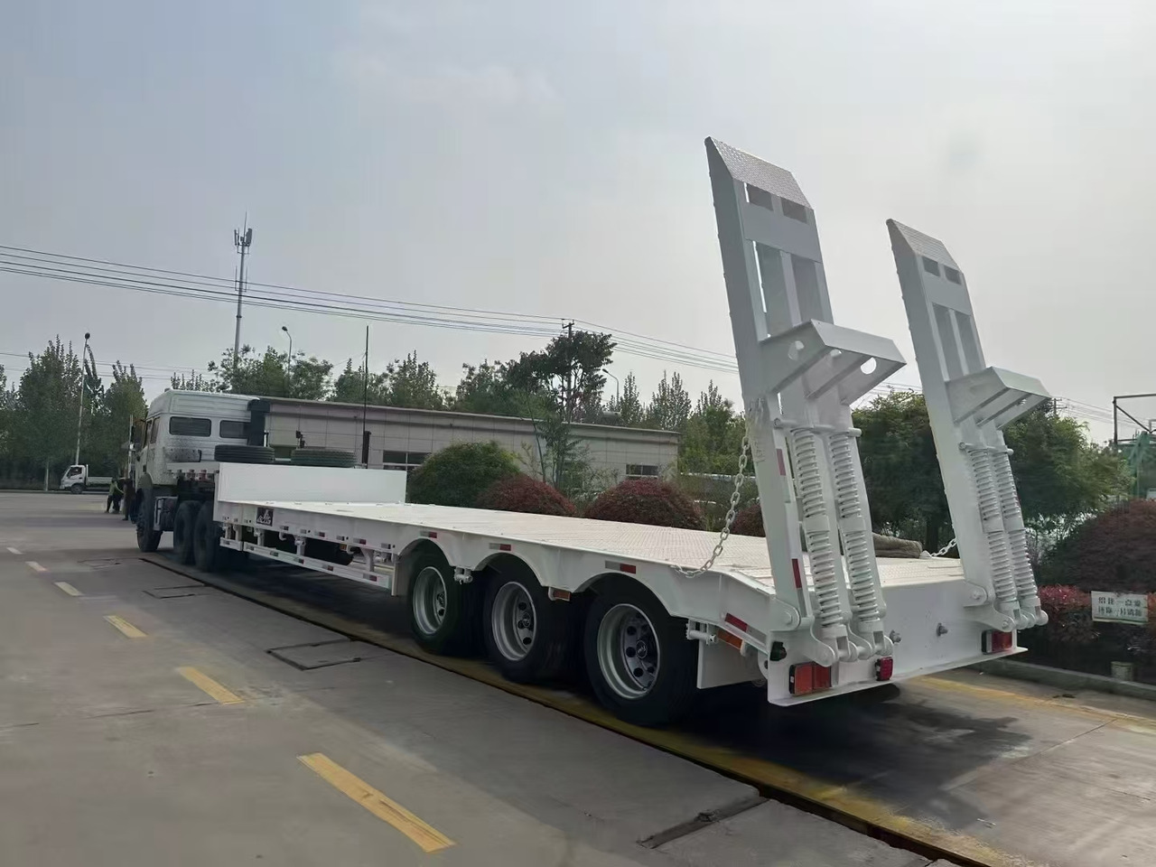 ZHICHENG Semi Flat Bed Low Bed Lowboy bed truck in New or Used Condition and various Size for Sale - Низькорамна платформа напівпричіп: фото 1 ZHICHENG Semi Flat Bed Low Bed Lowboy bed truck in New or Used Condition and various Size for Sale - Низькорамна платформа напівпричіп: фото 1