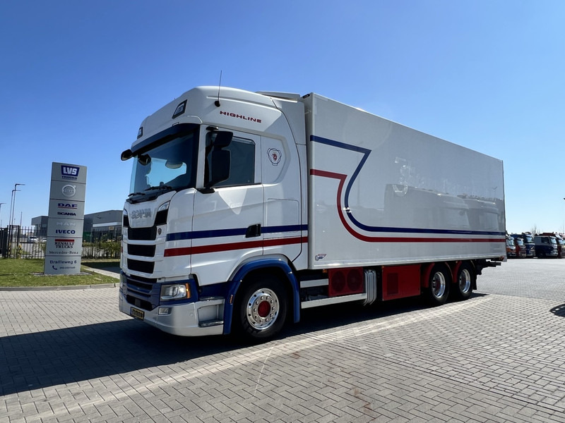 Scania S450 6x2 koelwagen Retarder / Dhollandia / Bloenenmaat - Рефрижератор вантажівка: фото 1 Scania S450 6x2 koelwagen Retarder / Dhollandia / Bloenenmaat - Рефрижератор вантажівка: фото 1