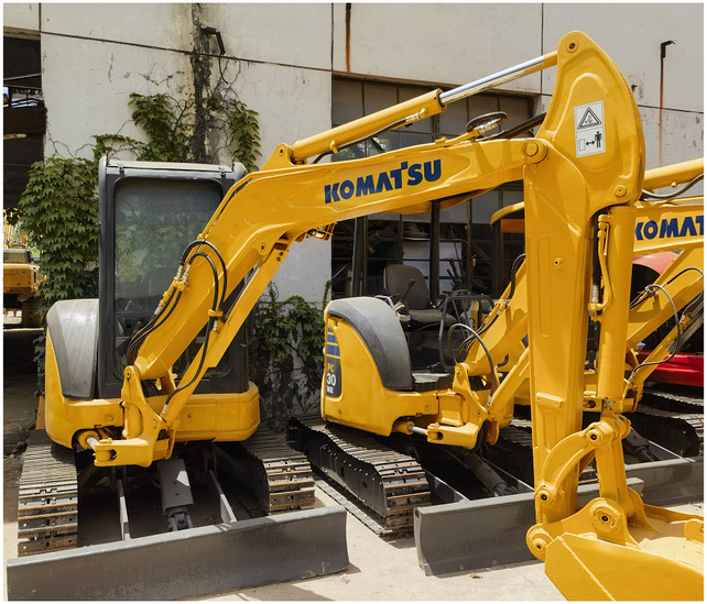 Good condition used excavator Komatsu PC35, Komatsu PC35MR-3 excavator with dozer, mini escavadora Komatsu - Гусеничний екскаватор: фото 1 Good condition used excavator Komatsu PC35, Komatsu PC35MR-3 excavator with dozer, mini escavadora Komatsu - Гусеничний екскаватор: фото 1