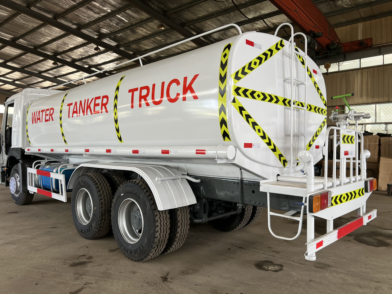 HOWO HOWO water tanker truck - Вантажівка цистерна: фото 4 HOWO HOWO water tanker truck - Вантажівка цистерна: фото 4