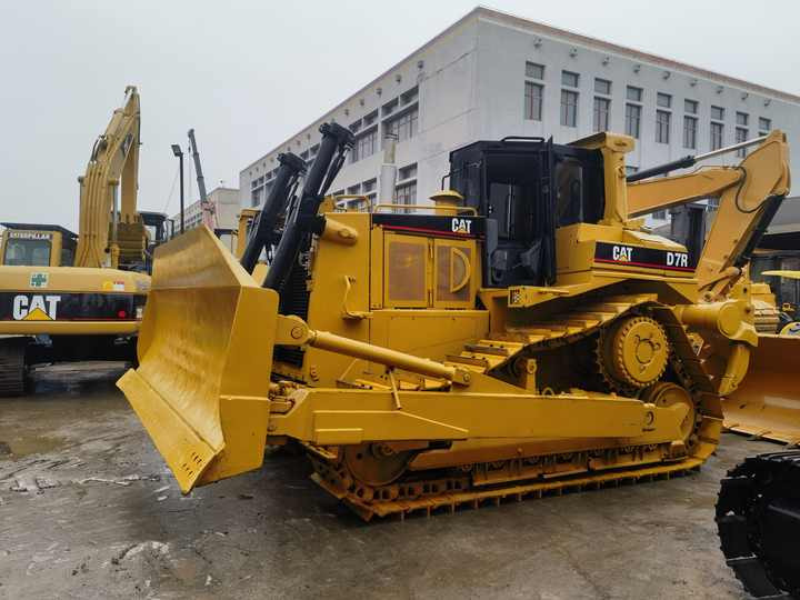 Original Japan Bulldozer Caterpillar D7R Cat D7R/Used CAT Bulldozer D6 D7 D7R D7G for sale - Бульдозер: фото 3 Original Japan Bulldozer Caterpillar D7R Cat D7R/Used CAT Bulldozer D6 D7 D7R D7G for sale - Бульдозер: фото 3
