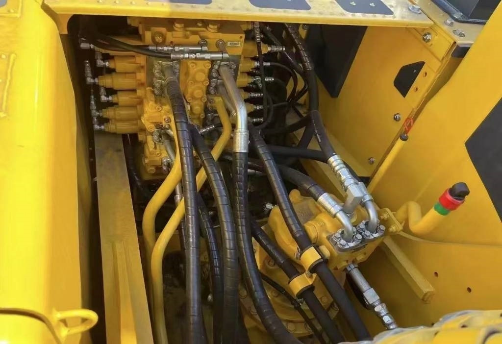 Komatsu PC 200-8 - Гусеничний екскаватор: фото 3 Komatsu PC 200-8 - Гусеничний екскаватор: фото 3