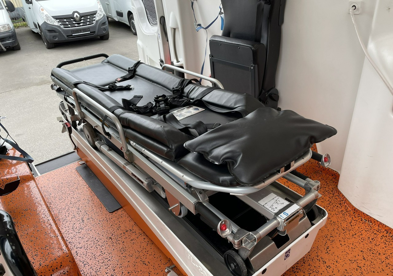 Volkswagen Crafter Crafter 2.0-163KM Karetka Ambulans Wyposażony Model 2016 - Карета швидкої допомоги: фото 3 Volkswagen Crafter Crafter 2.0-163KM Karetka Ambulans Wyposażony Model 2016 - Карета швидкої допомоги: фото 3