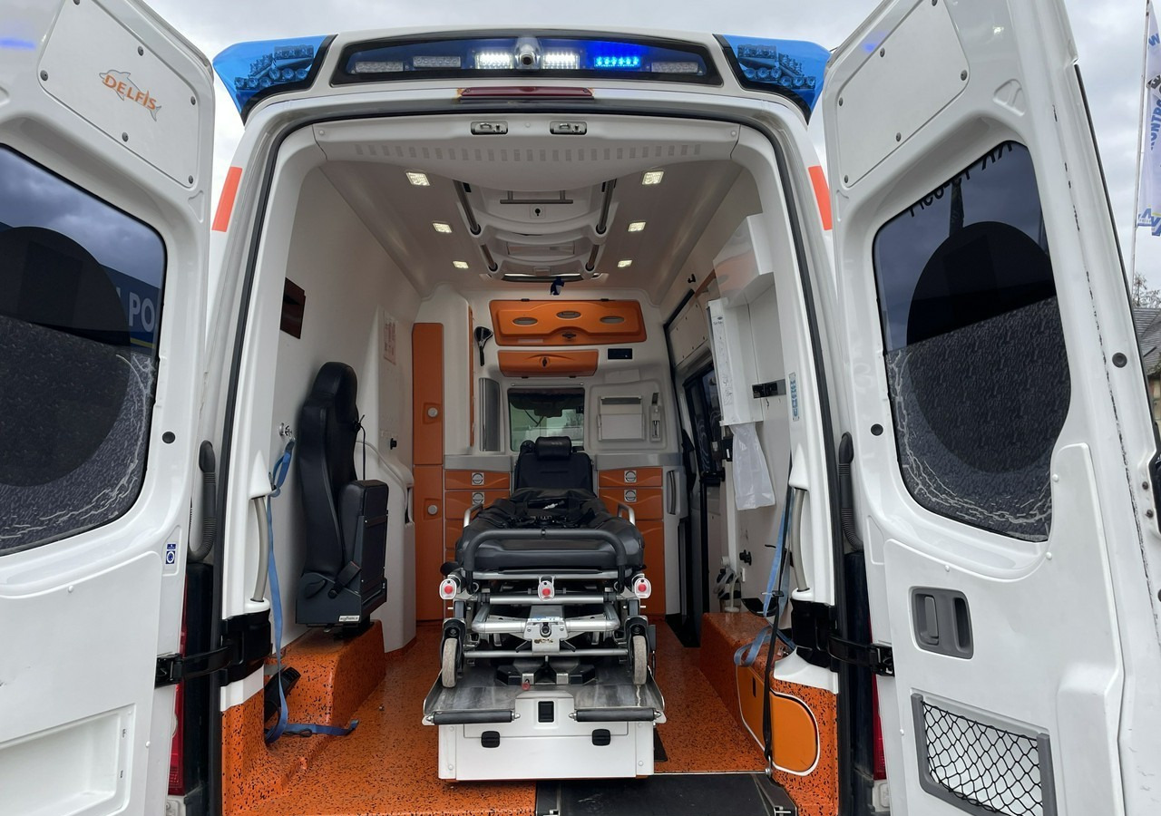 Volkswagen Crafter Crafter 2.0-163KM Karetka Ambulans Wyposażony Model 2016 - Карета швидкої допомоги: фото 3 Volkswagen Crafter Crafter 2.0-163KM Karetka Ambulans Wyposażony Model 2016 - Карета швидкої допомоги: фото 3