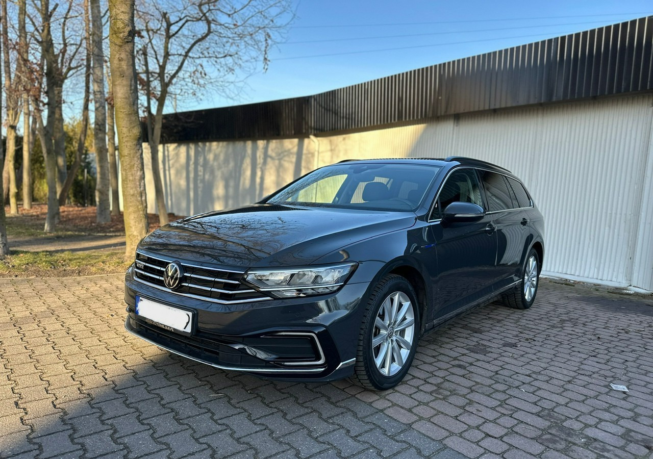 Volkswagen Passat B8 GTE 1.4TSI 218KM Hybryda Plug-in zasięg 50km Panorama*Navi*Skóra*FV2 - Легковий автомобіль: фото 1 Volkswagen Passat B8 GTE 1.4TSI 218KM Hybryda Plug-in zasięg 50km Panorama*Navi*Skóra*FV2 - Легковий автомобіль: фото 1