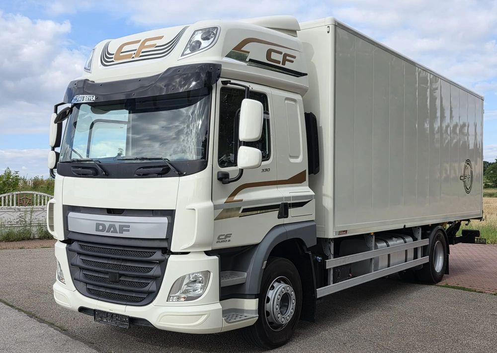 DAF CF 330 / 10.2017 / KONTENER MEBLOWY / IZOTERMA / WINDA / 18 PALET / E6 / NISKI PRZEBIEG / Z NIEMIEC / JAK NOWY / DUŻY SILNIK 10 837cm3// - Вантажівка з закритим кузовом: фото 2 DAF CF 330 / 10.2017 / KONTENER MEBLOWY / IZOTERMA / WINDA / 18 PALET / E6 / NISKI PRZEBIEG / Z NIEMIEC / JAK NOWY / DUŻY SILNIK 10 837cm3// - Вантажівка з закритим кузовом: фото 2