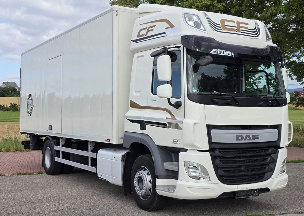 DAF CF 330 / 10.2017 / KONTENER MEBLOWY / IZOTERMA / WINDA / 18 PALET / E6 / NISKI PRZEBIEG / Z NIEMIEC / JAK NOWY / DUŻY SILNIK 10 837cm3// - Вантажівка з закритим кузовом: фото 1 DAF CF 330 / 10.2017 / KONTENER MEBLOWY / IZOTERMA / WINDA / 18 PALET / E6 / NISKI PRZEBIEG / Z NIEMIEC / JAK NOWY / DUŻY SILNIK 10 837cm3// - Вантажівка з закритим кузовом: фото 1