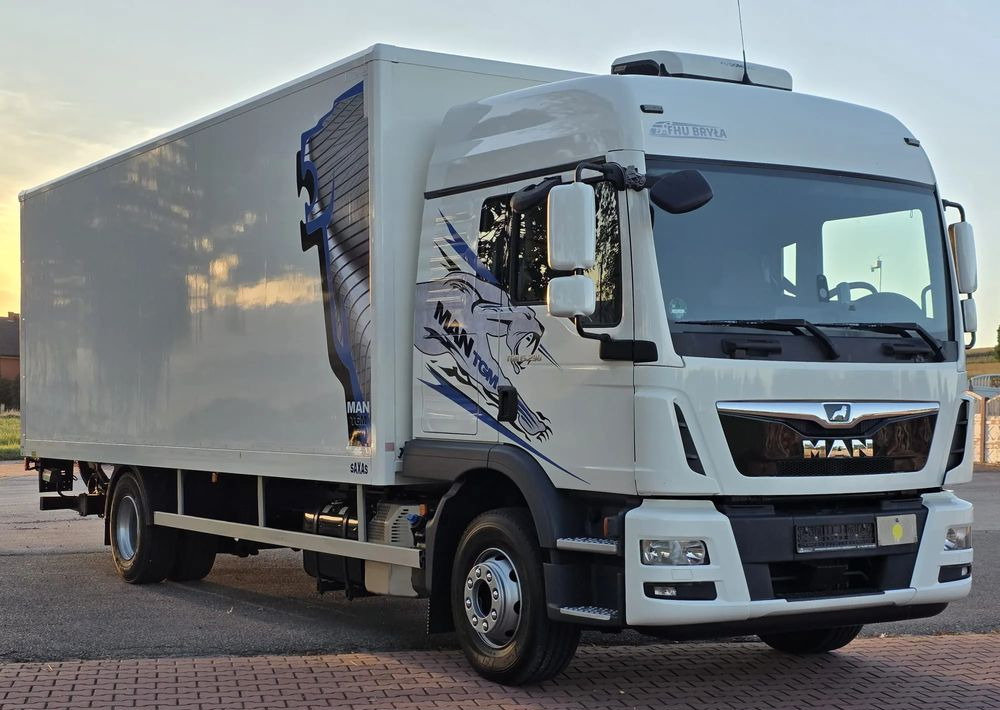 Вантажівка з закритим кузовом MAN TGM 15.290 / TGL / KONTENER / IZOTERMA / WINDA / KLIMA POSTOJOWA / 2019R / EURO 6 / PEŁEN SERWIS / 8200KG ŁADOWNOŚĆ / SPROWADZONY / ZADBANY / JAK NOWY / KSIĄŻKA SERWISOWA / E6 / 18 PALET: фото 9 Вантажівка з закритим кузовом MAN TGM 15.290 / TGL / KONTENER / IZOTERMA / WINDA / KLIMA POSTOJOWA / 2019R / EURO 6 / PEŁEN SERWIS / 8200KG ŁADOWNOŚĆ / SPROWADZONY / ZADBANY / JAK NOWY / KSIĄŻKA SERWISOWA / E6 / 18 PALET: фото 9