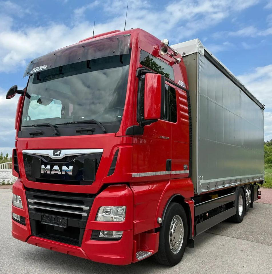 MAN TGX 26.500 / LIFT / 6X2 / KLIMA POSTOJOWA / 18PALET / E6 / FIRANKA / 18 TON ŁADOWNOŚĆ / WINDA / NISKI PRZEBIEG / JEDEN WŁAŚCICIEL / PODWIESZANA OŚ - Тентована вантажівка: фото 1 MAN TGX 26.500 / LIFT / 6X2 / KLIMA POSTOJOWA / 18PALET / E6 / FIRANKA / 18 TON ŁADOWNOŚĆ / WINDA / NISKI PRZEBIEG / JEDEN WŁAŚCICIEL / PODWIESZANA OŚ - Тентована вантажівка: фото 1