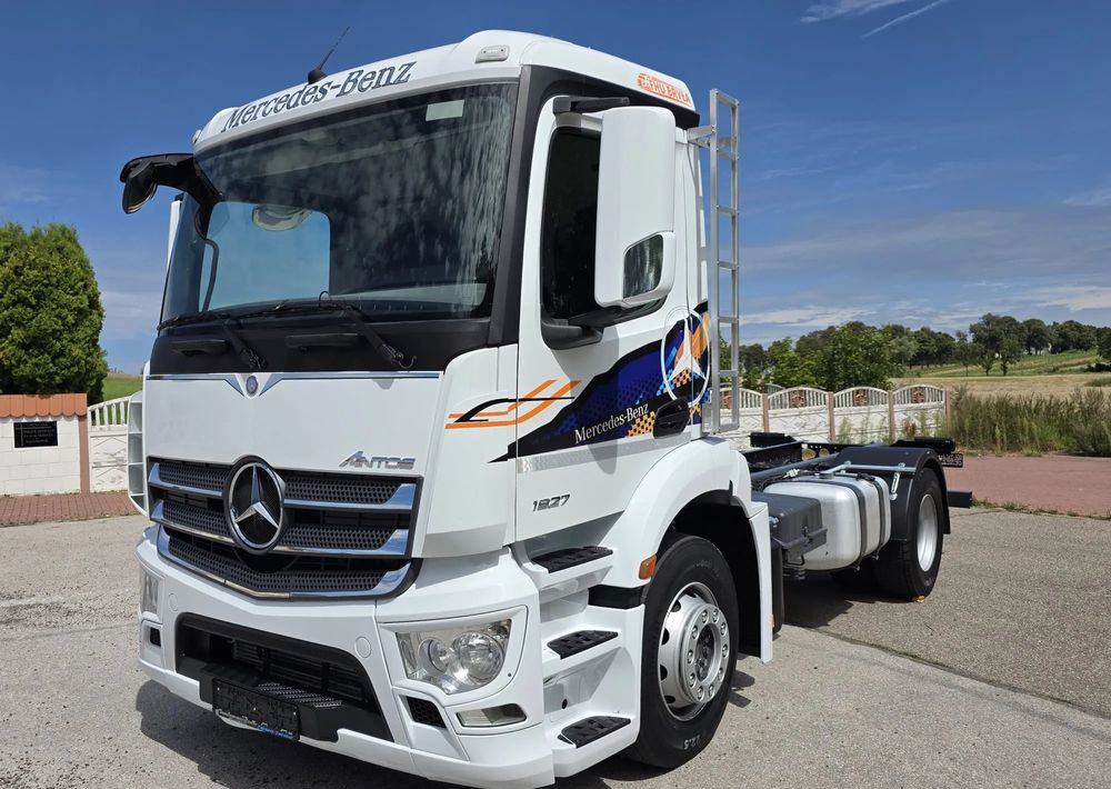 Mercedes-Benz ANTOS 1827 / ATEGO / ACTROS / E6 / ROZSTAW OSI 3.75M / WYWROT / BECZKA / UTRZYMANIE DRÓG / HAKOWIEC / SPROWADZONY / PIERWSZY WŁAŚCICIEL / STAN BDB - Вантажівка шасі: фото 2 Mercedes-Benz ANTOS 1827 / ATEGO / ACTROS / E6 / ROZSTAW OSI 3.75M / WYWROT / BECZKA / UTRZYMANIE DRÓG / HAKOWIEC / SPROWADZONY / PIERWSZY WŁAŚCICIEL / STAN BDB - Вантажівка шасі: фото 2