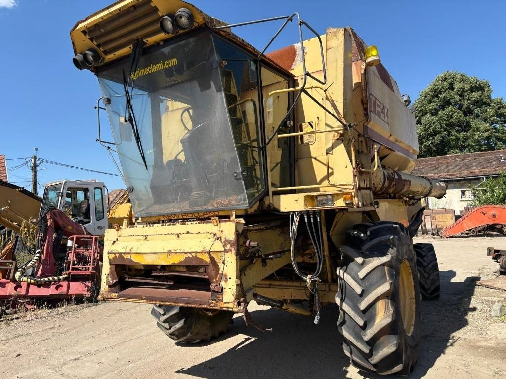 New Holland TF 44 - Зернозбиральний комбайн: фото 1 New Holland TF 44 - Зернозбиральний комбайн: фото 1