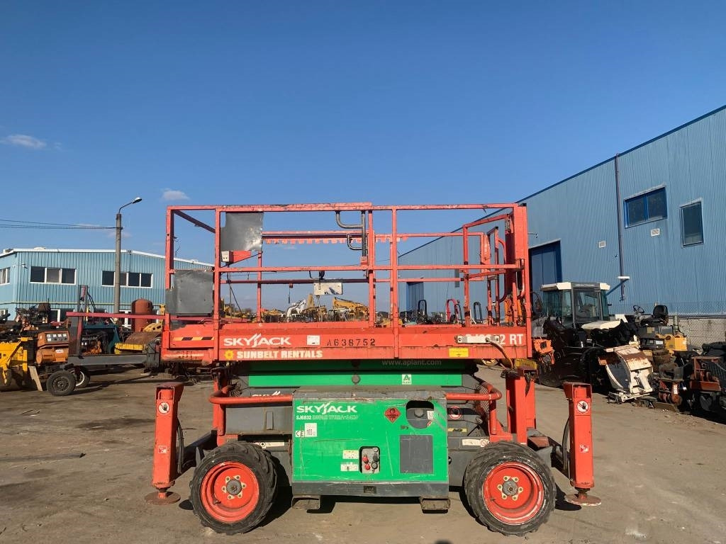 SkyJack SJ 6832 RT - Ножичний підйомник: фото 3 SkyJack SJ 6832 RT - Ножичний підйомник: фото 3