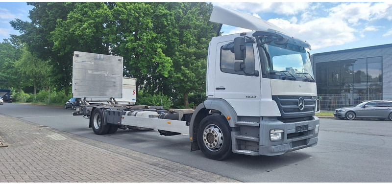Mercedes-Benz 1833 2 Achser für BDF mit LBW - Вантажівка шасі: фото 2 Mercedes-Benz 1833 2 Achser für BDF mit LBW - Вантажівка шасі: фото 2