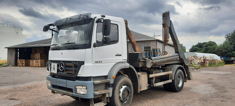 Mercedes-Benz 1833 Absetzkipper - Скіповий навантажувач вантажівка: фото 1 Mercedes-Benz 1833 Absetzkipper - Скіповий навантажувач вантажівка: фото 1