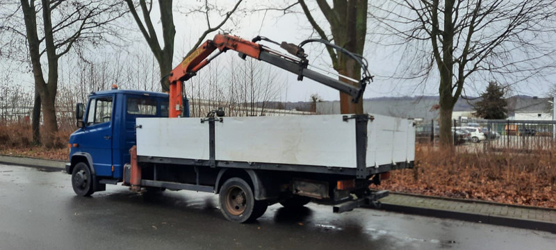 Mercedes-Benz 814 Pritsche mit Kran+Greifer - Бортова вантажівка/ Платформа, Вантажівка з маніпулятором: фото 2 Mercedes-Benz 814 Pritsche mit Kran+Greifer - Бортова вантажівка/ Платформа, Вантажівка з маніпулятором: фото 2
