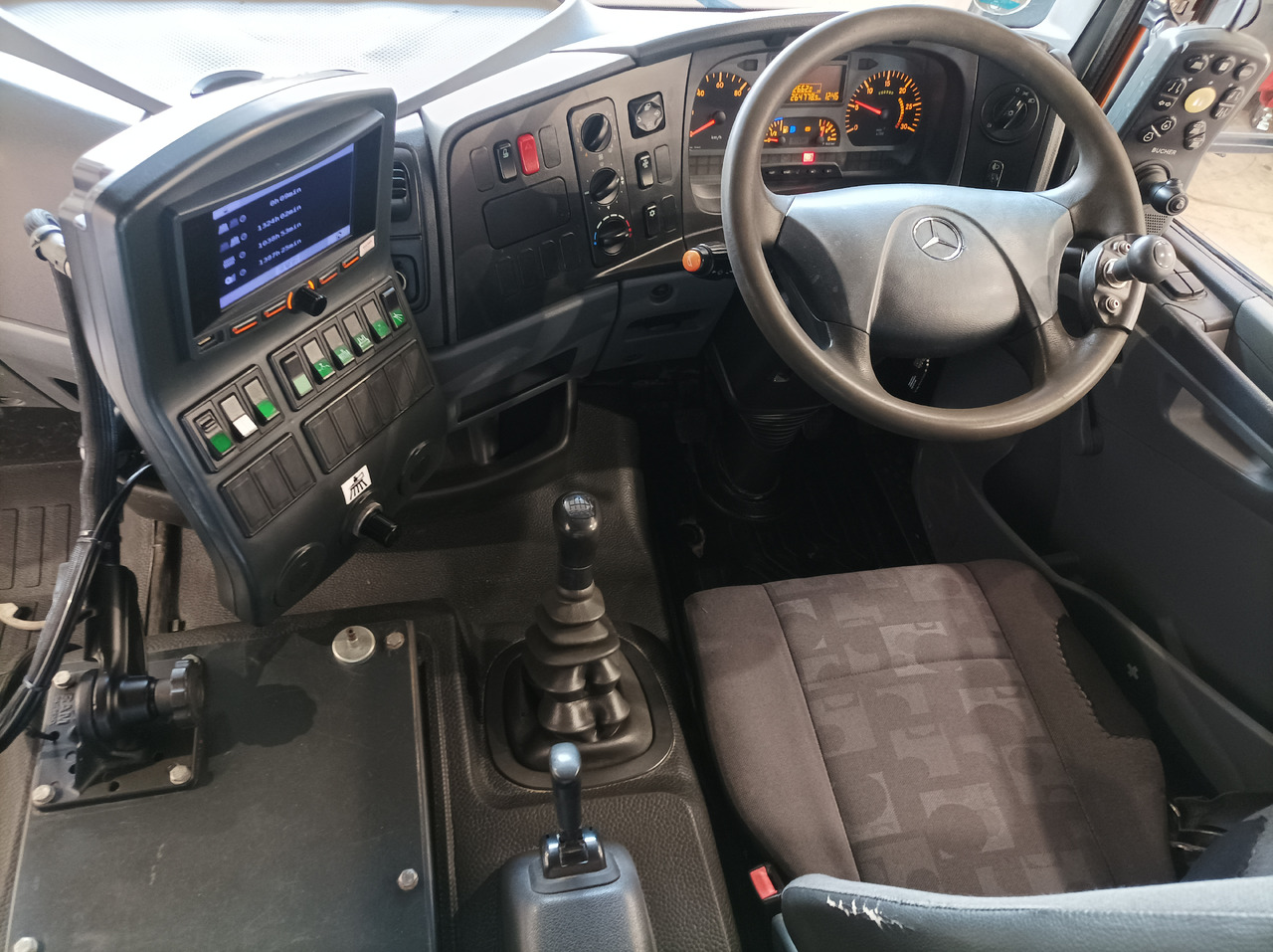 Підмітально-прибиральна машина MERCEDES-BENZ Atego 1018 Zamiatarka Kehrmaschine BUCHER Szczotki L/R PM10 2 Silniki 2012r: фото 30 Підмітально-прибиральна машина MERCEDES-BENZ Atego 1018 Zamiatarka Kehrmaschine BUCHER Szczotki L/R PM10 2 Silniki 2012r: фото 30