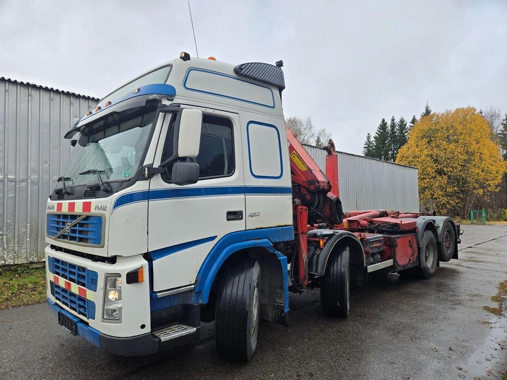 Volvo FM12 420 8X2 HMF 2220 K4 - Гаковий мультиліфт вантажівка: фото 1 Volvo FM12 420 8X2 HMF 2220 K4 - Гаковий мультиліфт вантажівка: фото 1