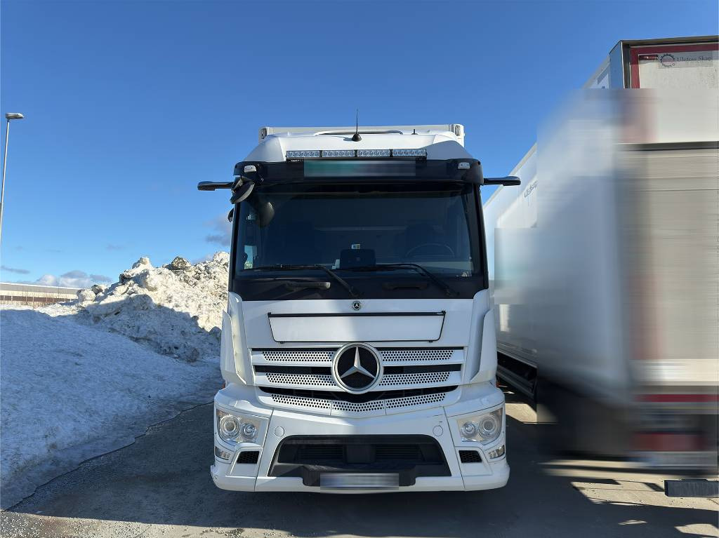 Mercedes-Benz Actros 1833 - Вантажівка з закритим кузовом: фото 3 Mercedes-Benz Actros 1833 - Вантажівка з закритим кузовом: фото 3