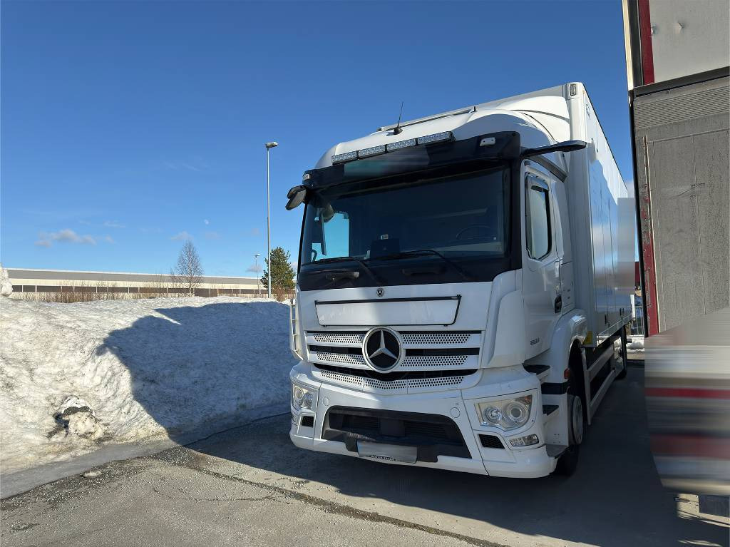 Mercedes-Benz Actros 1833 - Вантажівка з закритим кузовом: фото 2 Mercedes-Benz Actros 1833 - Вантажівка з закритим кузовом: фото 2