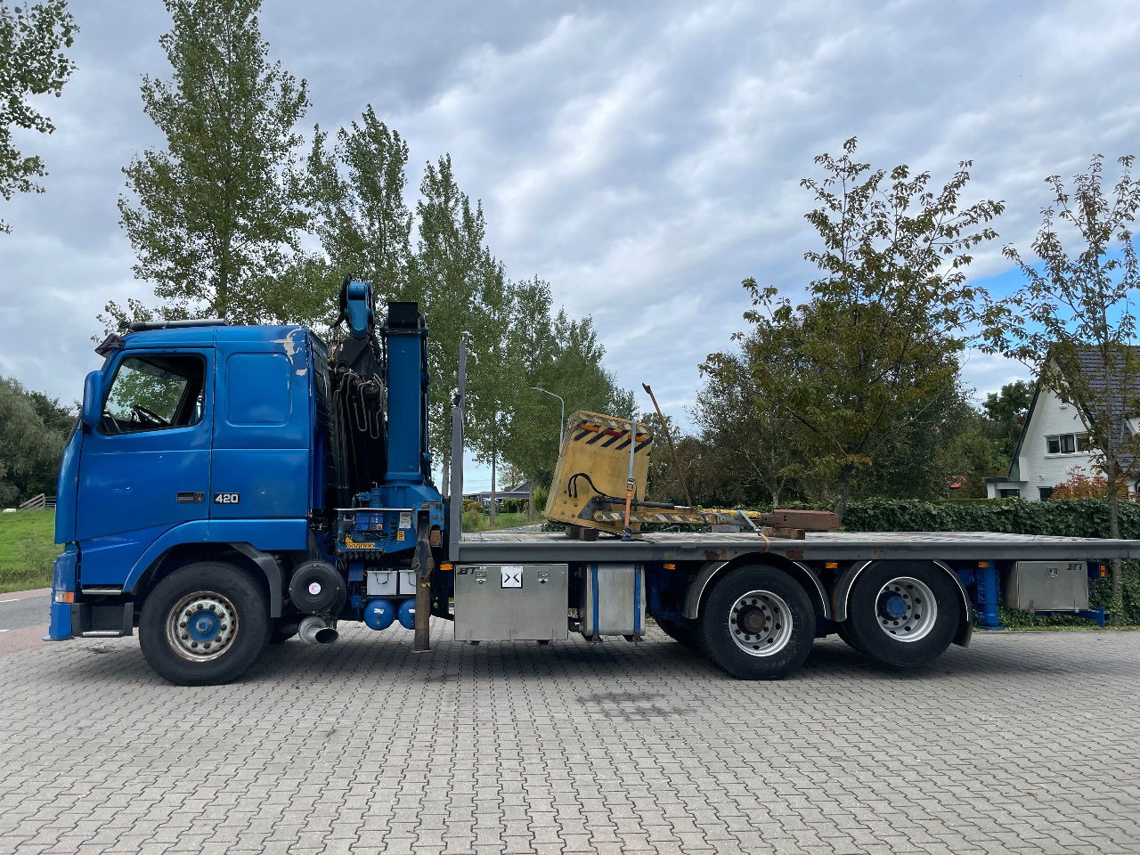 Volvo FH 16 FH16 420 with HMF 2820 crane with jib and front stamps Very Good Condition - Вантажівка з маніпулятором: фото 2 Volvo FH 16 FH16 420 with HMF 2820 crane with jib and front stamps Very Good Condition - Вантажівка з маніпулятором: фото 2