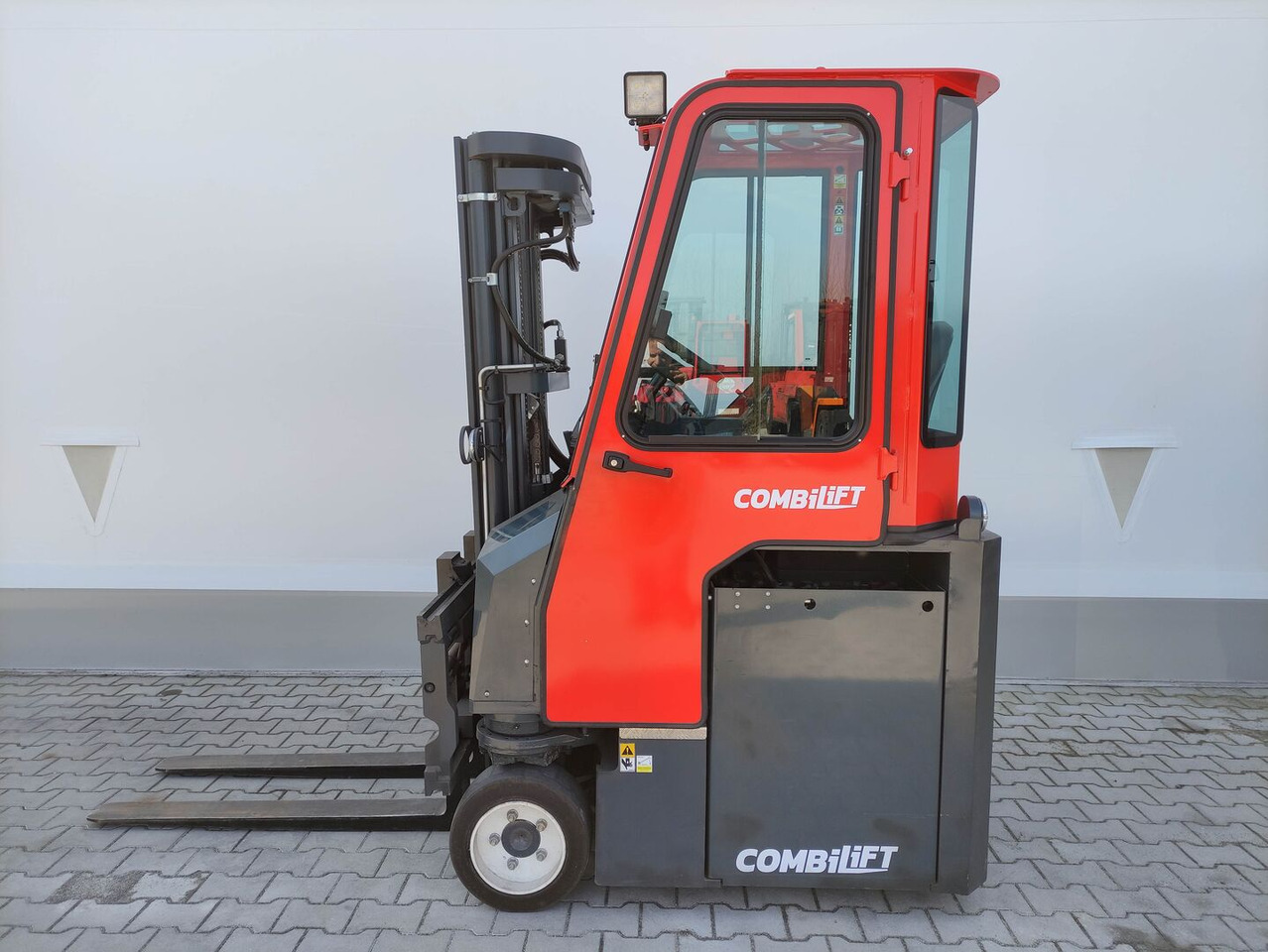Combilift CBE3000 - Електронавантажувач: фото 1 Combilift CBE3000 - Електронавантажувач: фото 1